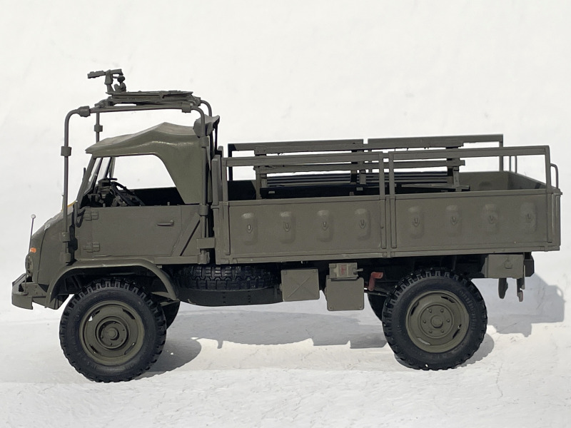Unimog S404 mit MG-Drehringlafette und Pritsche