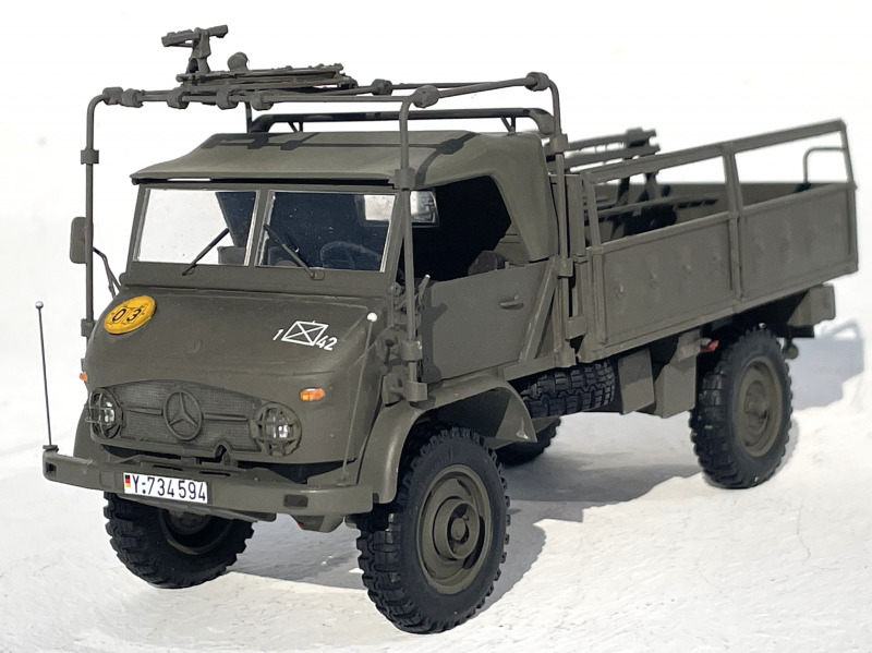 Unimog S404 mit MG-Drehringlafette und Pritsche