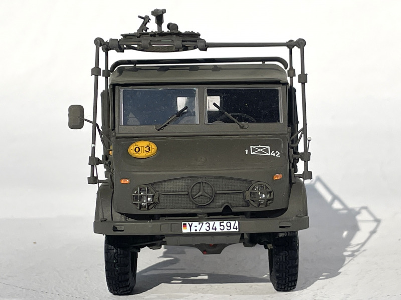 Unimog S404 mit MG-Drehringlafette und Pritsche