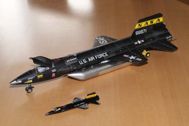Groß und klein, neu und alt - die große X-15 mit dem Überbleibsel von dem B-52 with X-15-Modell im Maßstab 1:175, das ich einst als Kind gebaut hatte