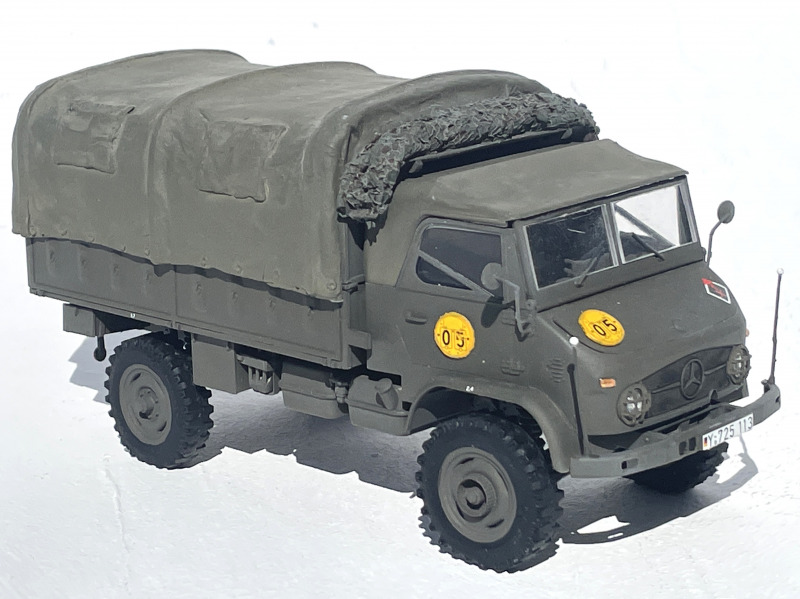 Unimog S404 mit Pritsche-Verdeck geschlossen