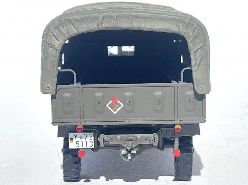 Unimog S404 mit Pritsche-Verdeck geschlossen