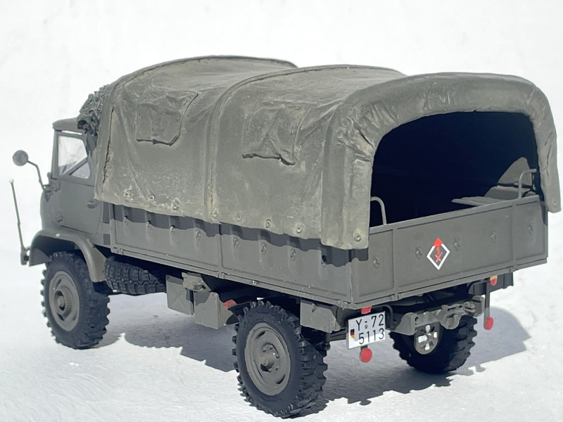 Unimog S404 mit Pritsche-Verdeck geschlossen