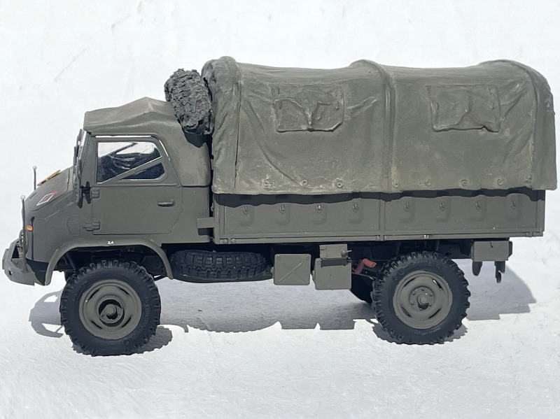 Unimog S404 mit Pritsche-Verdeck geschlossen