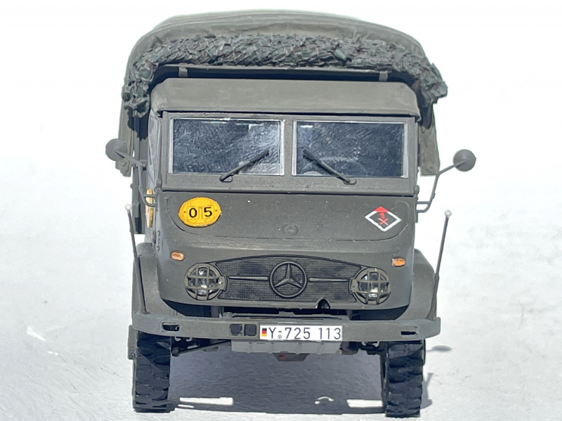 Unimog S404 mit Pritsche-Verdeck geschlossen