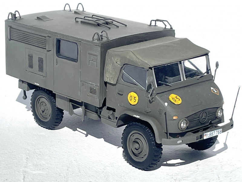 Unimog S404 mit Fernmelde-Sonderkoffer