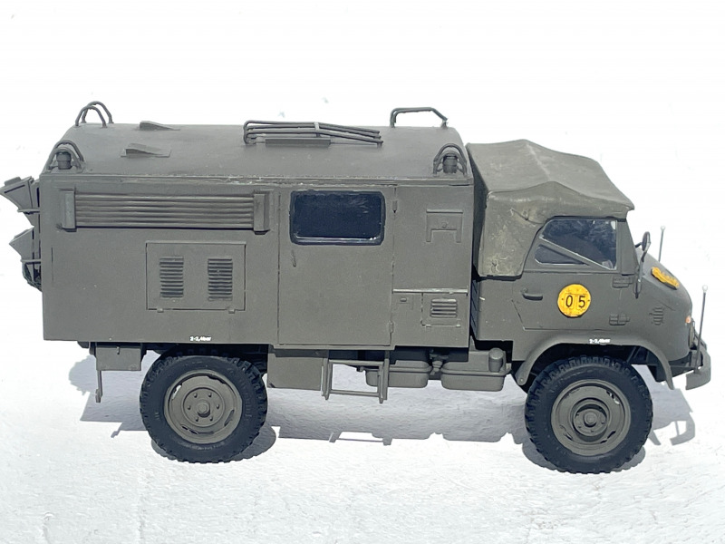 Unimog S404 mit Fernmelde-Sonderkoffer