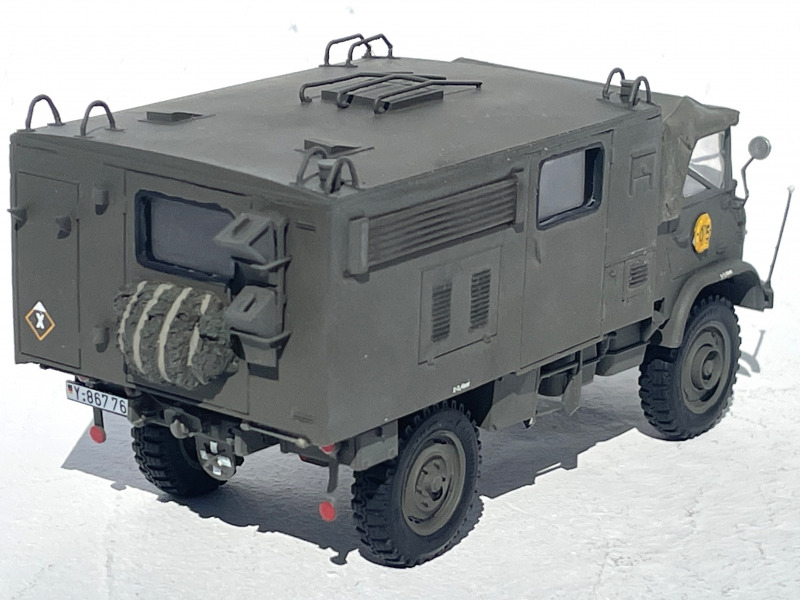 Unimog S404 mit Fernmelde-Sonderkoffer