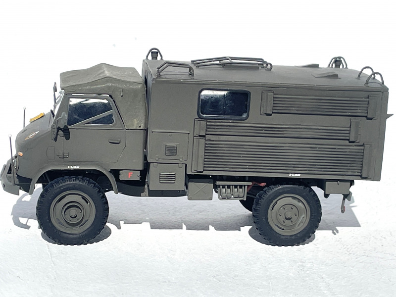 Unimog S404 mit Fernmelde-Sonderkoffer