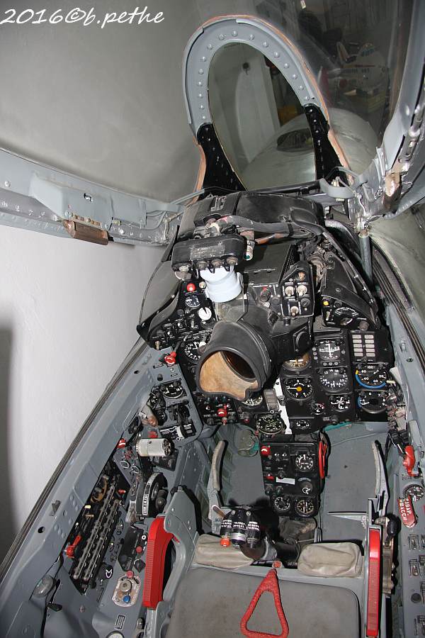 MiG-21PF Cockpit mit grauen Seitenpaneelen und schwarzem Gerätepaneel.