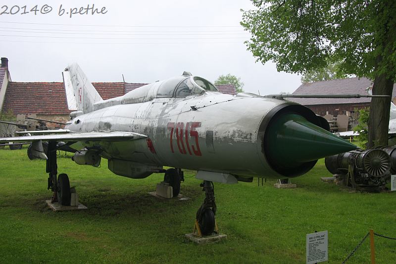 Polnische MiG-21PFM SPS/K mit GP-9 Kanonenbehälter und SPRD 99 Starthilfsraketen