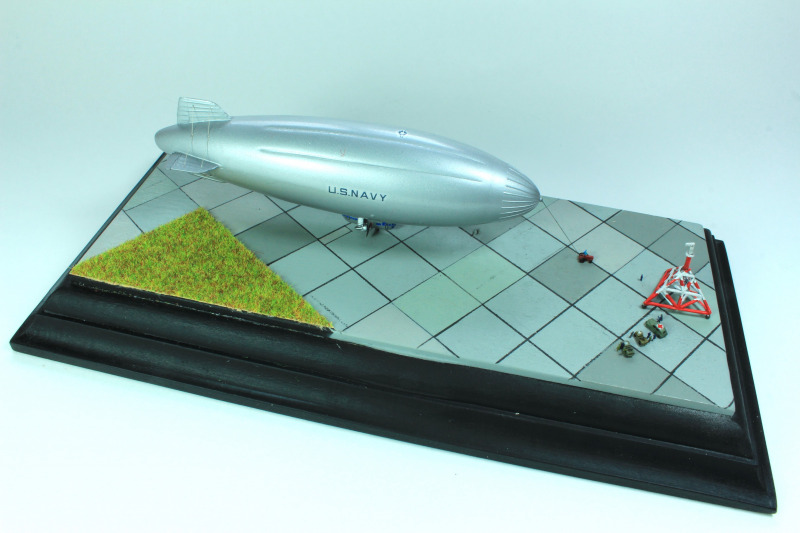 Das fertig gebaute und lackierte Modell auf einer nachgearbeiteten Diorama-Platte. 