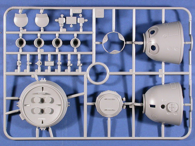 Spritzling D mit weiteren Teilen für den Raumschiff-Rumpf sowie Kleinteile
