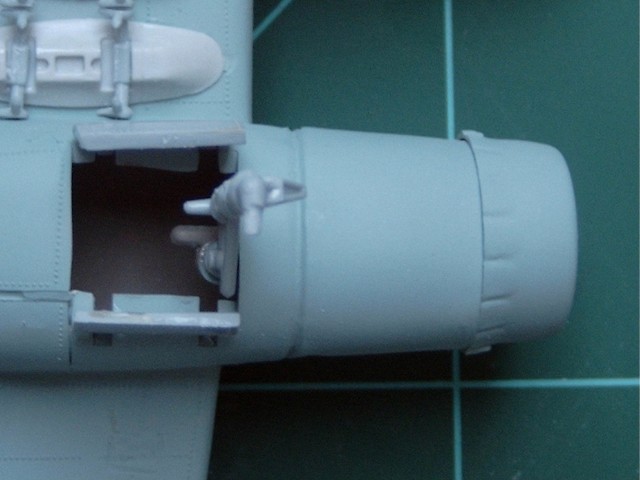Die glatte Verkleidung der Triebwerksunterseite entspricht der Ju88A-5.