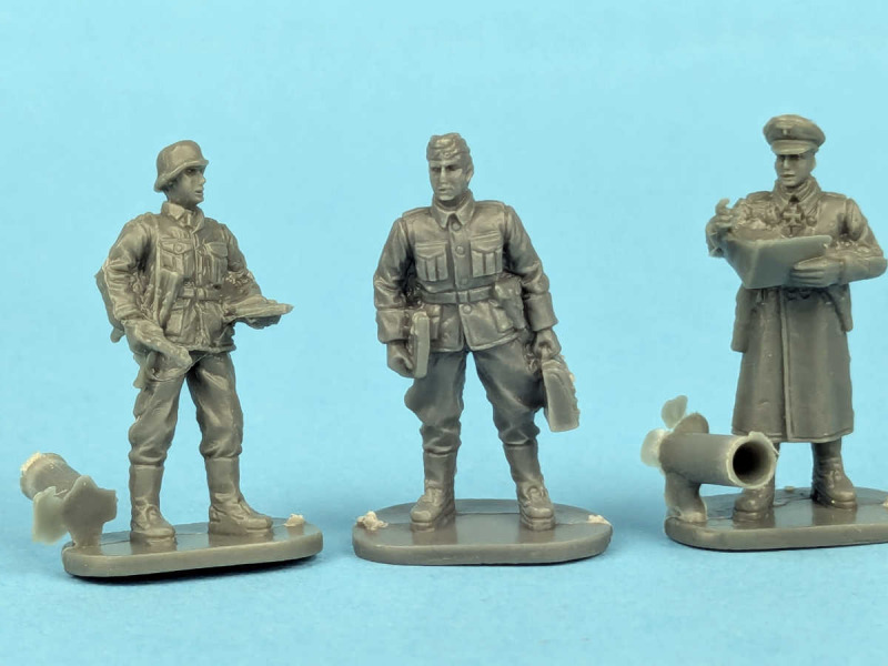 CAESAR MINIATURES - WWII German Command Staff with Kübelwagen