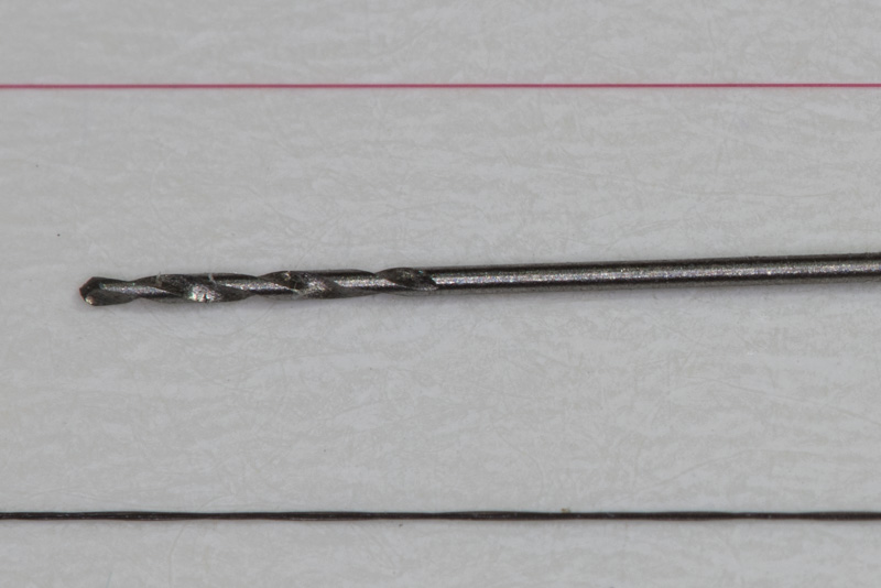 0,3mm Bohrer vs. Riggin Bobin fine (unten), oben ein String aus einem Baumarkt-Kunststoff-Seil