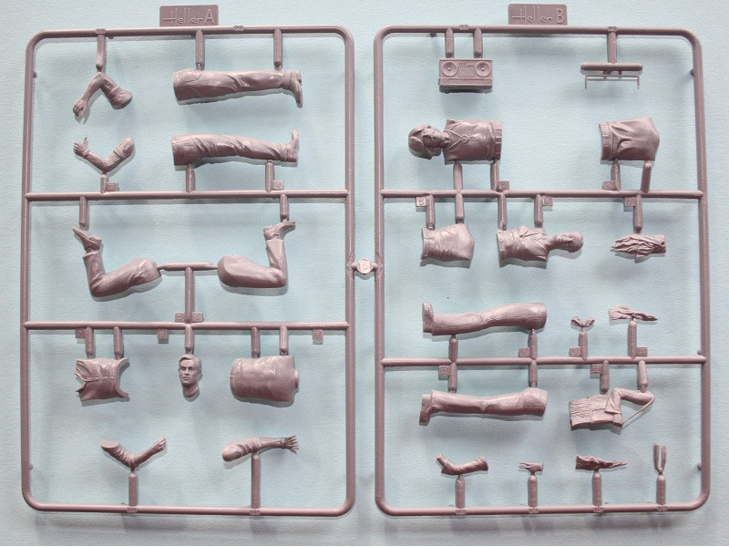 Der Doppelrahmen, auch bei diesen Figuren ist die Oberfläche mit feinen Details versehen