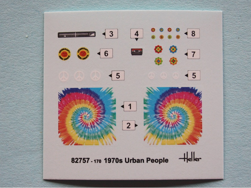 Der Decalbogen mit typischen Symbolen der 70er, Peace-Zeichen, Pril-Blumen, Atomkraft- nein Danke und Batikshirt