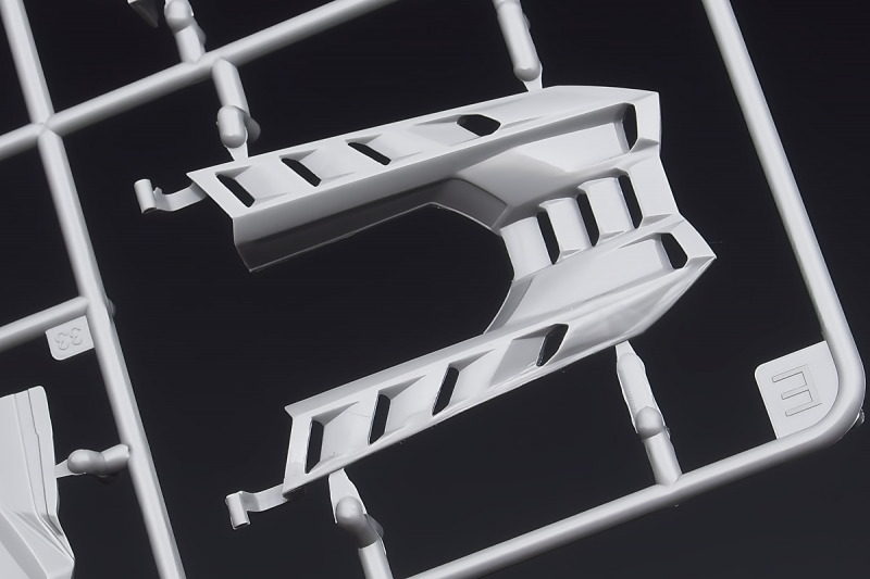 Dieses Bauteil wird fast komplett mit Carbon-Decals belegt