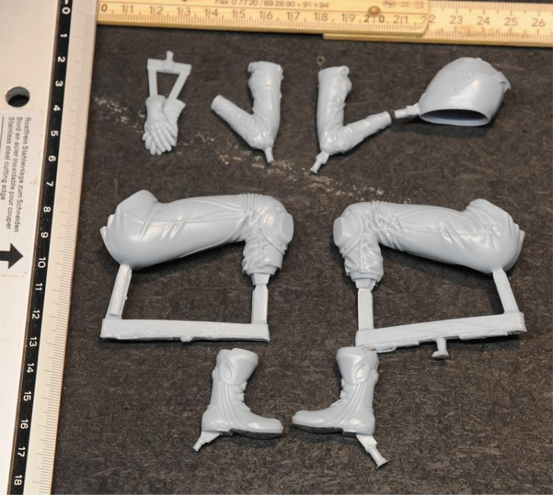 Stehende und sitzende Motorradfahrerinnen - Female Bikers