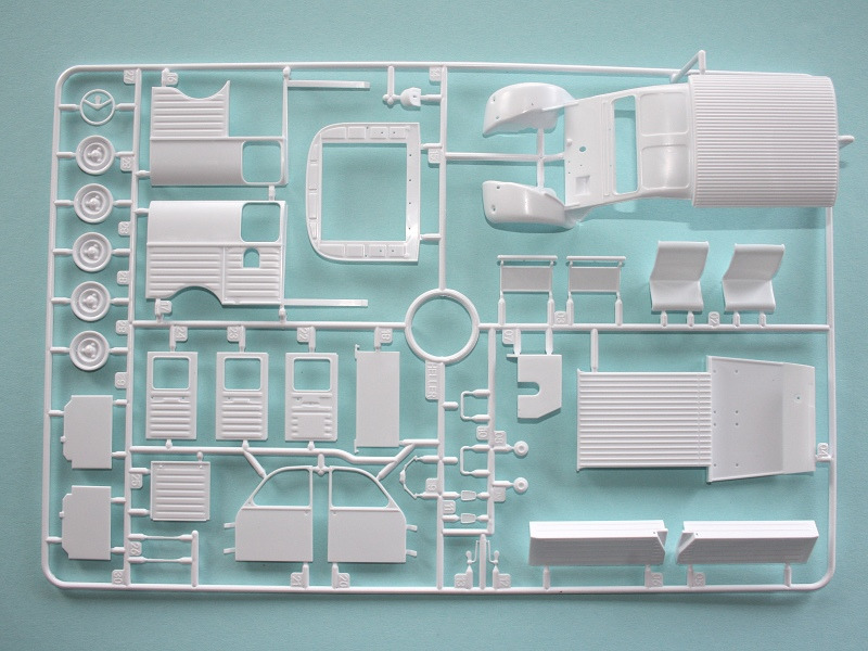 Der neue Rahmen mit den Karosserieteilen und den einfachen Sitzen