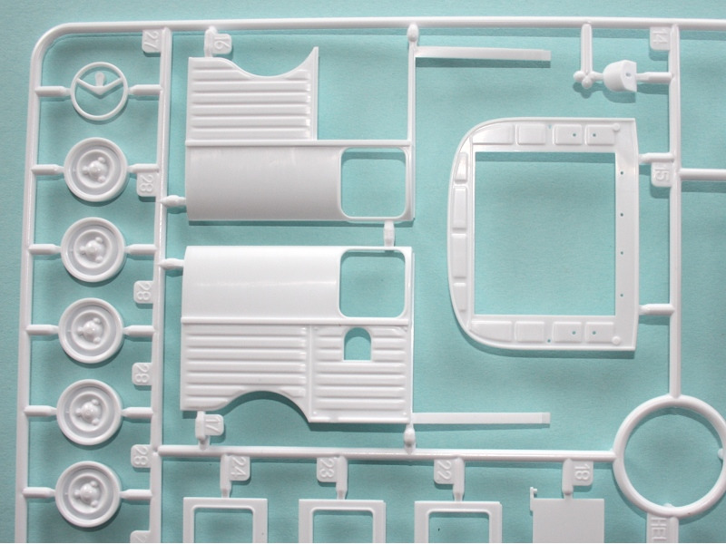 Der Laderaum besteht aus mehreren Teilen, neue Felgen ohne Radkappe