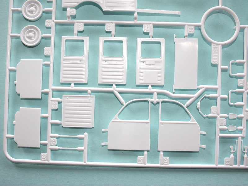 Es stehen verschiedene Hecktüren zur Wahl,die Abdeckung für das Reserverad ist separat dabei