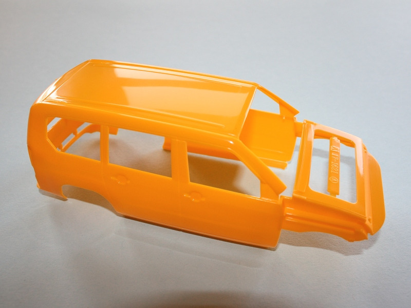 Die Fahrzeugfront ist separat in Einzelteilen dabei, so kann das Modell auch jedem Facelift angepaßt werden