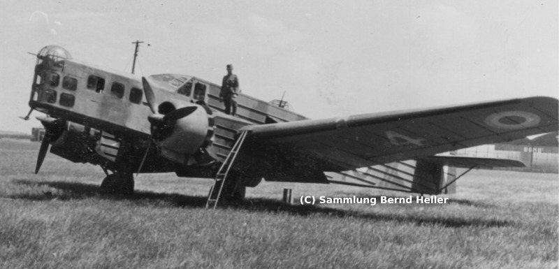 Das Foto zeigt eine Bloch MB 210 die von deutschen Truppen erbeutet wurde. Einige wenige wurden später mit deutschen Kennzeichen bei der Luftwaffe verwendet.