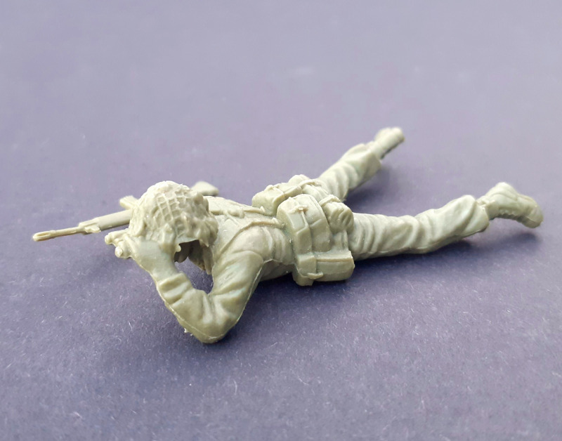 Der Offizier in ungewöhnlicher Pose 