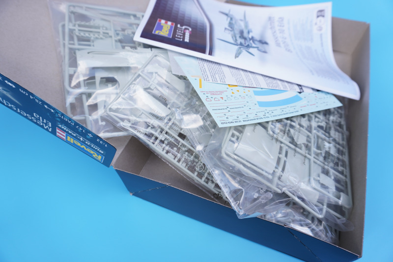 Nach dem Lüften des Deckels der praktischen Klappbox erhält man einen übersichtlichen Blick auf den Inhalt des Kits.