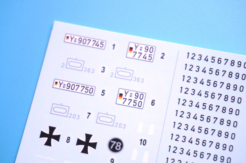 Fahrzeuge zweier Bundeswehrverbände und Kennzeichen mit allen denkbaren Zahlenkombinationen sind darstellbar.