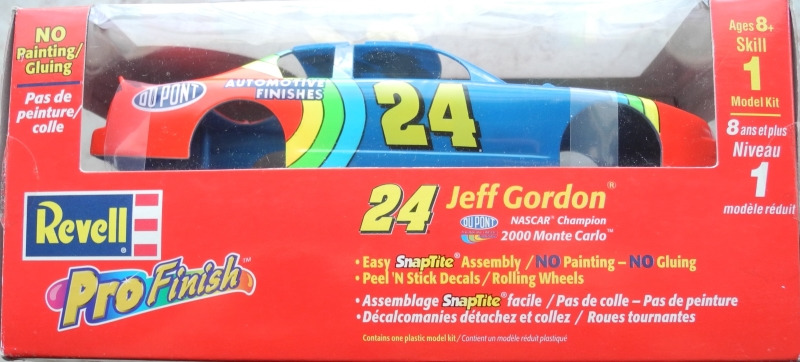 ein großzügiger Blister-Einsatz zeigt die Karosserie