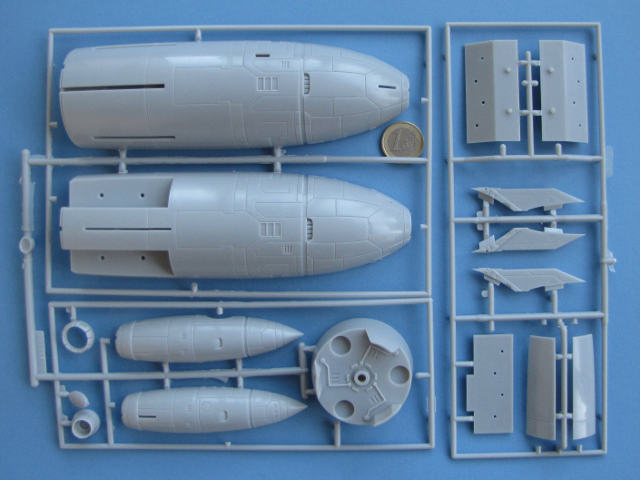 Links: Unter- und Oberstufe der Rakete