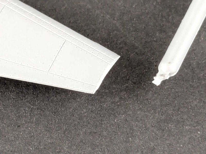 zeigt, wie dünn die Flügelspitzen sind, denn eine ist leider bei meinem Bausatz abgebrochen