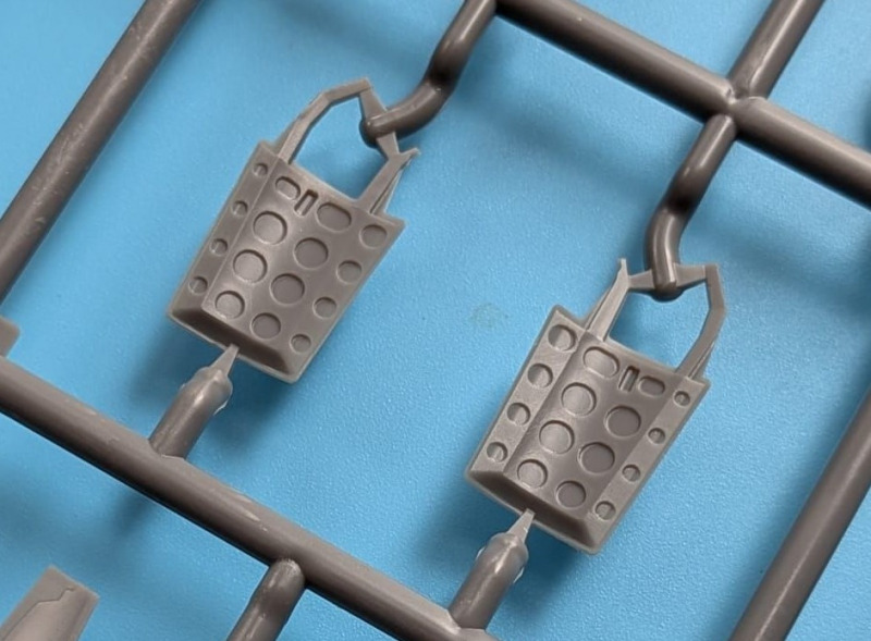 Die Bremsklappen des Kits am Polystyrolspritzling.