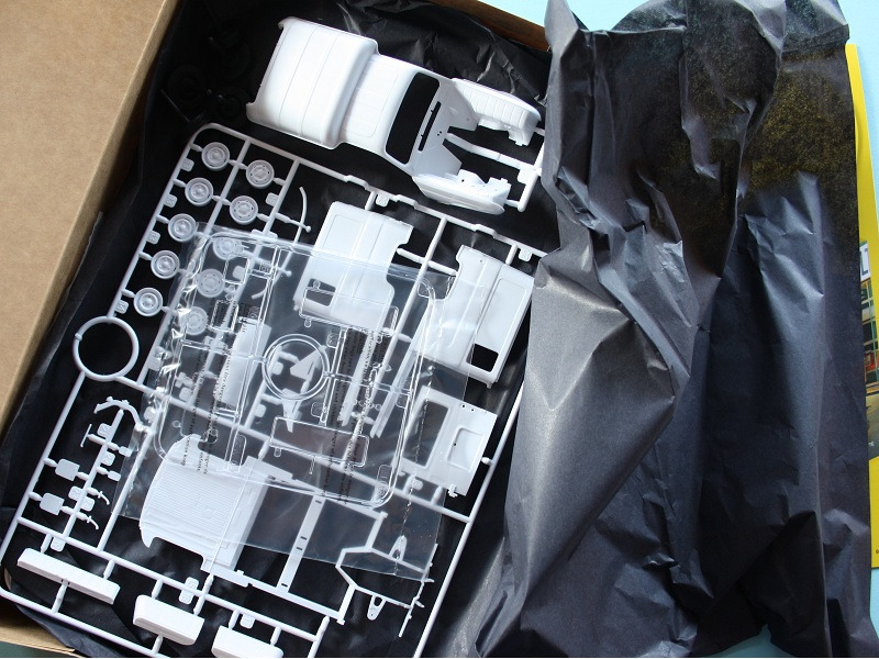 Die Spritzrahmen sind in Seidenpapier verpackt, nur die beiden Klarteile-Rahmen sind in Folie. Ein guter Weg zur Müllvermeidung!