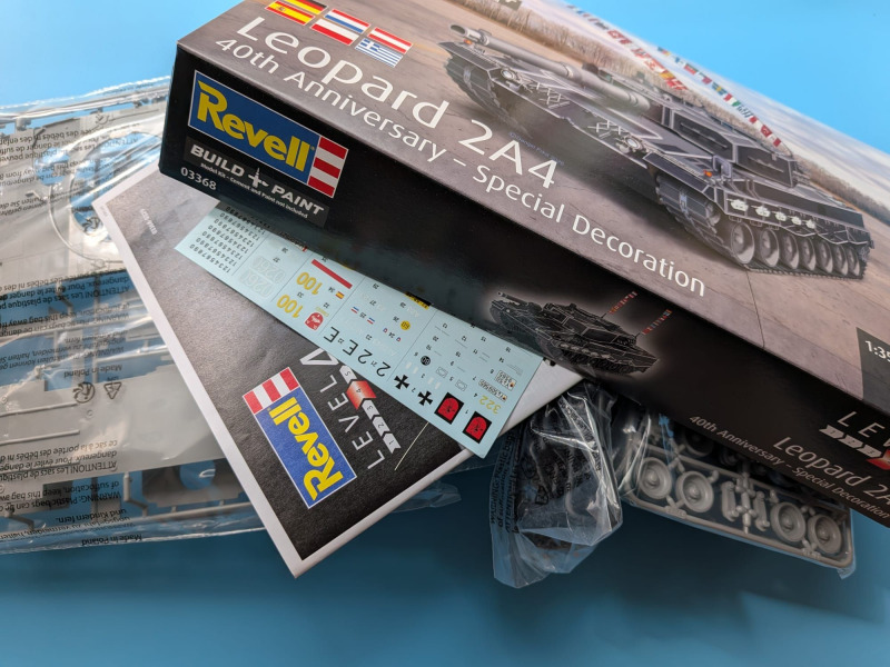 Der prall gefüllte Bausatzkarton wartet auf das Unboxing...