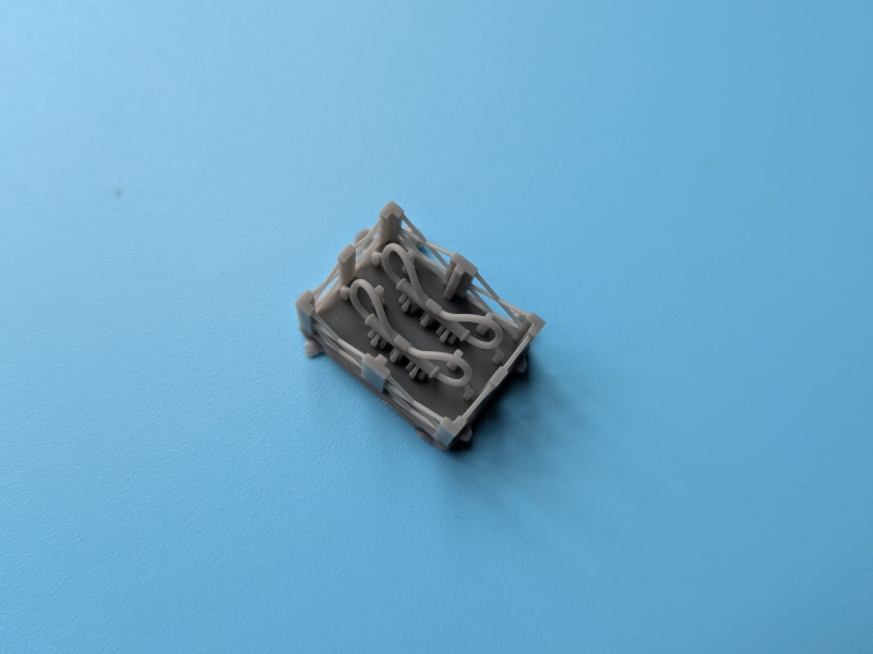 Zwei 3D-Druckteile aus Resin ergänzen den Bausatz.