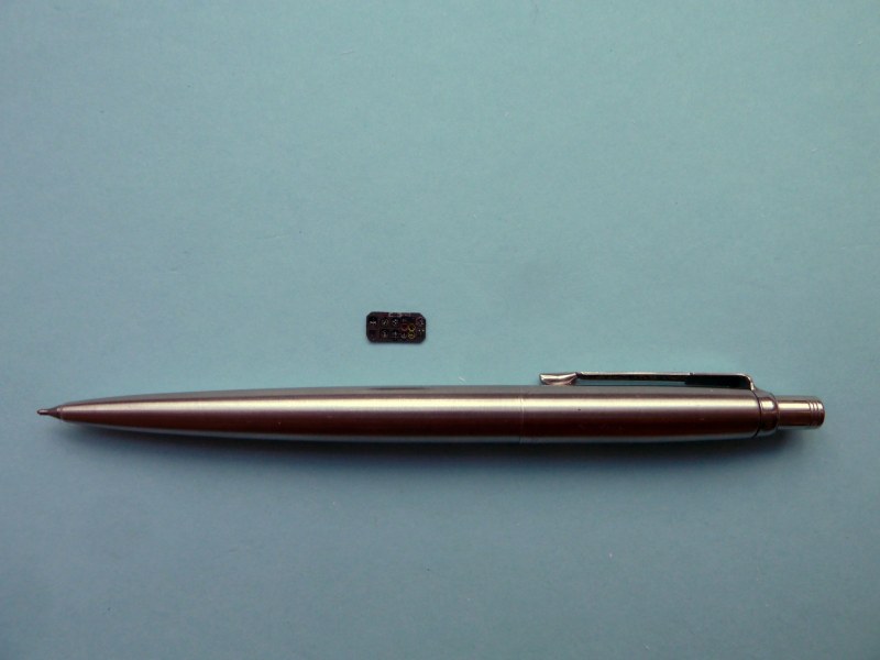 Kleiner als ein Stück Fingernagel: das Yahu-Instrumentenbrett.