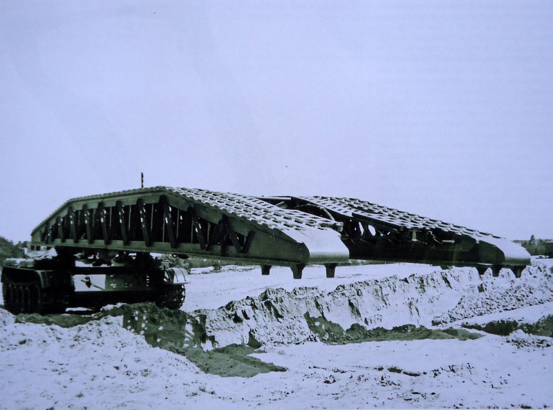 Ein MTU-12 beim Verlegen seiner Brücke.