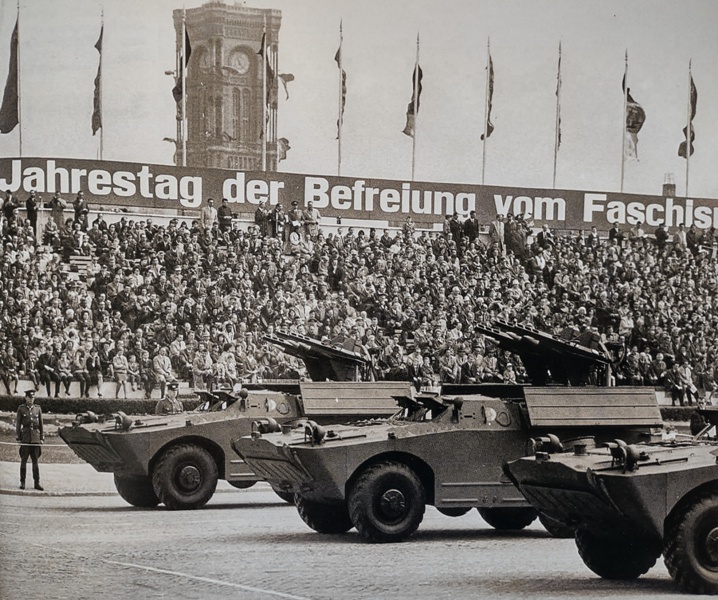 Gefechtsfahrzeuge 2P27 paradieren zum 20. Jahrestages der Befreiung vom Faschismus.
