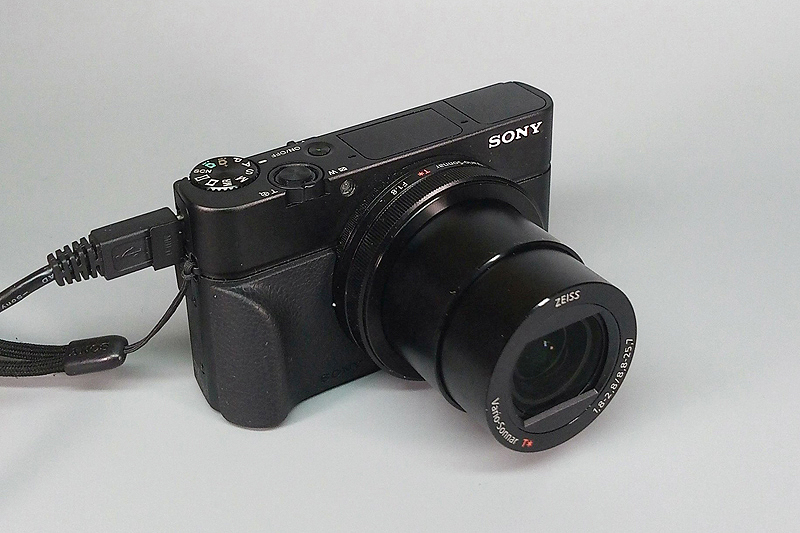 Eine typische Kompaktkamera: in diesem Fall meine Sony RX100 III