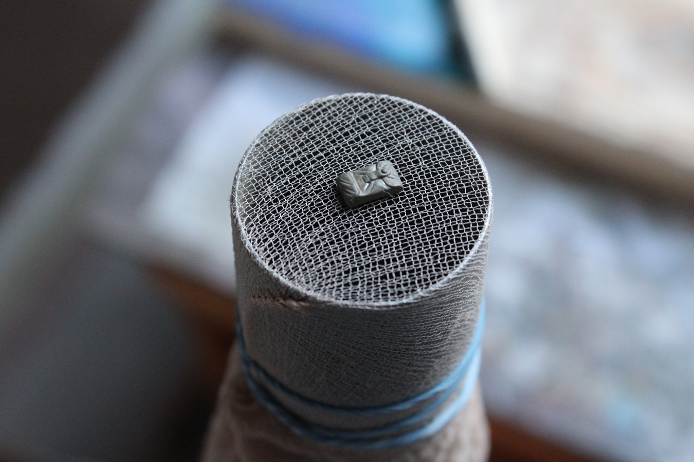 Das feine Gewebe hält bei bedarfsgerechter Fixierung und abgestimmter Saugleistung auch feinste Teil